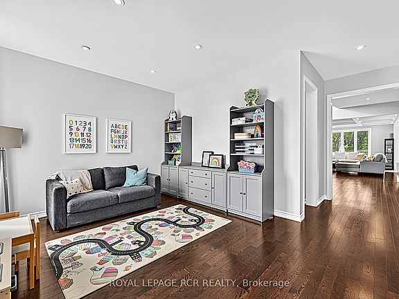 4th image of 52 Hackett St