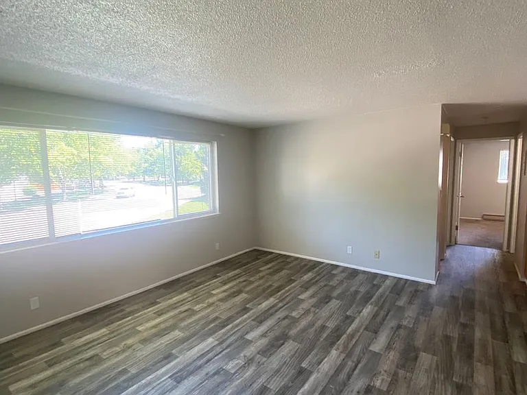 401 S Holly St — Photo 42