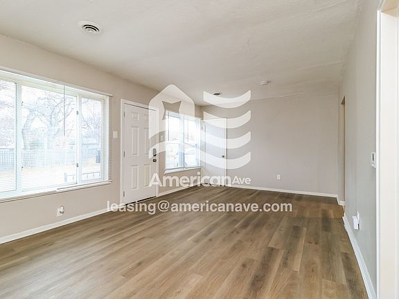 1049778_004_wm_-_living_room_13388135.jpg