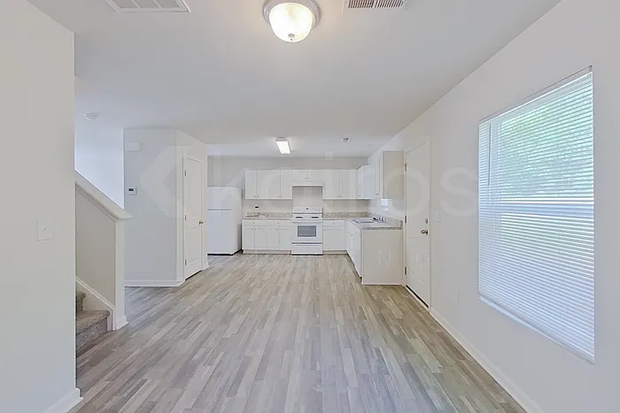 3 bed, 2.5 bath, 1603 sqft, $1,695 — Photo 4
