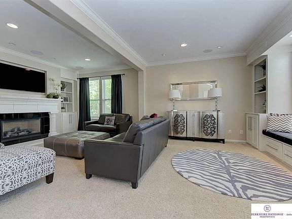 4th image of 15949 Cary St