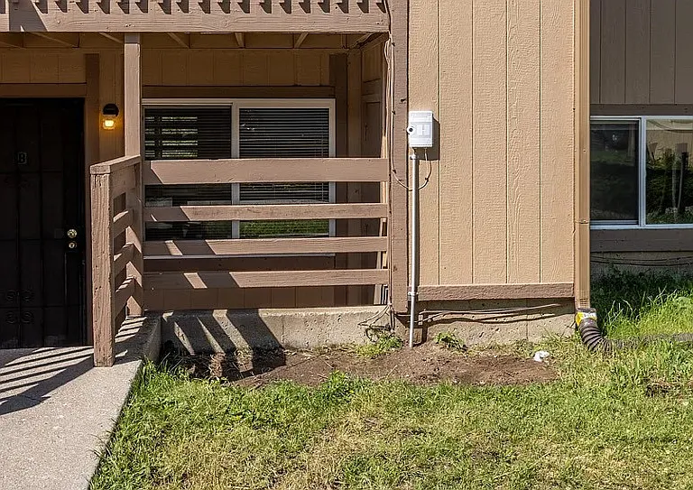 845 Hathaway Dr — Photo 1