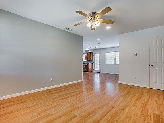 3rd image of 4017 Pineridge Dr