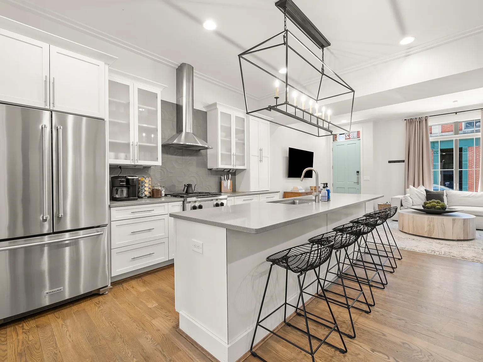 3 bed, 2436 sqft, $6,750 — Photo 2