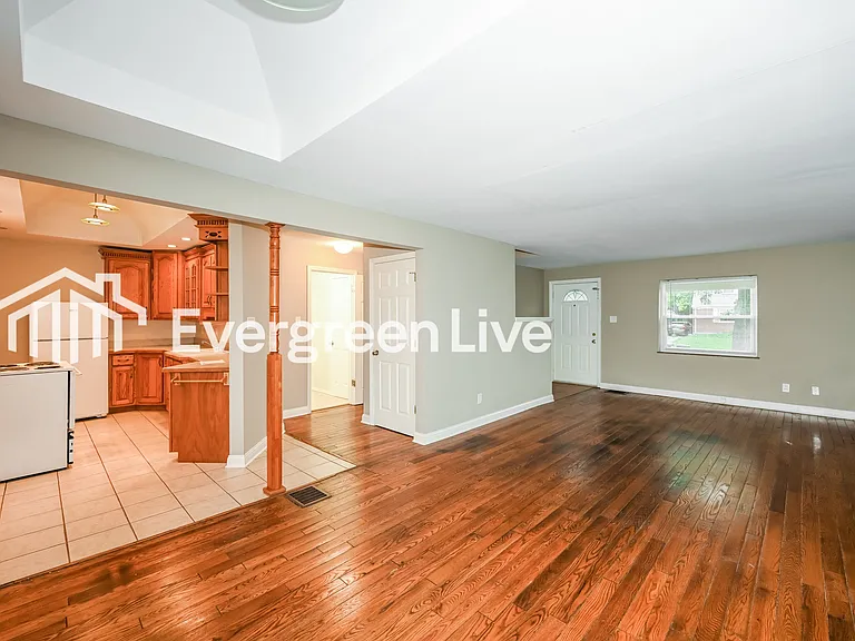 5569 Raceview Ave — Photo 4