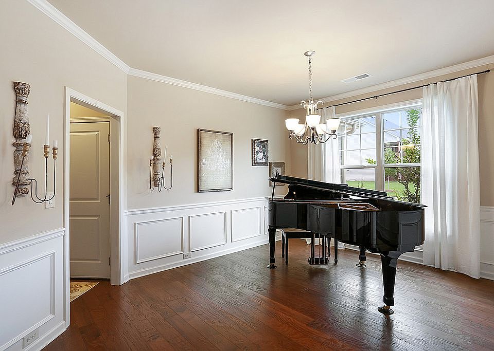 1st image of 1100 Roswell Manor Cir