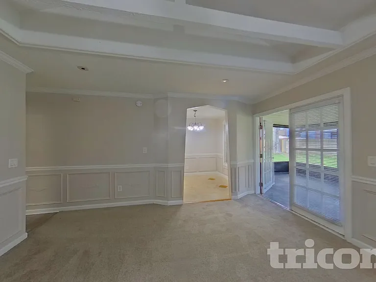 4324 Queensway Dr — Photo 2