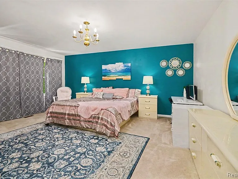 425 Thornridge Ct — Photo 18