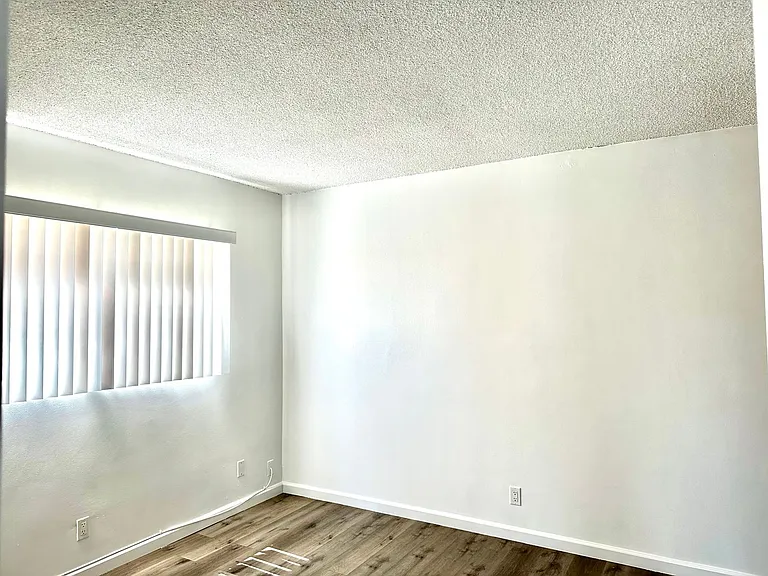 241 N Redondo Ave — Photo 13