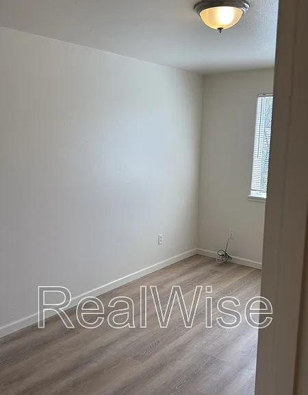 241 NE School St — Photo 16