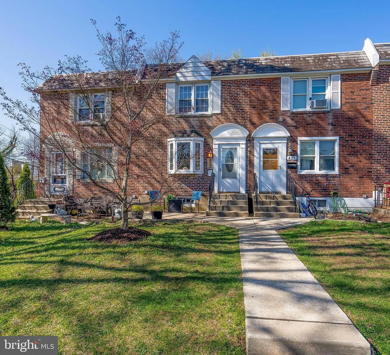 437 Park Dr photo 1
