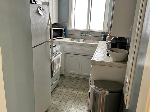 4th image of 213 41st St