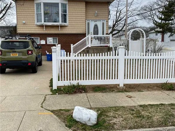 455 Molloy St, Copiague, NY 11726
