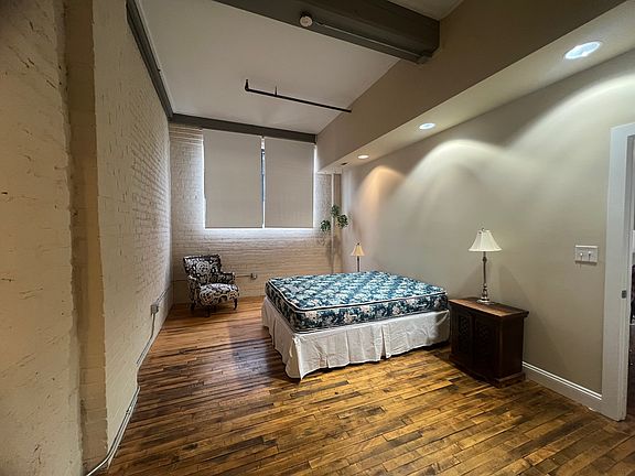 4th image of 109 N Hayne St #204