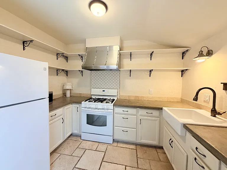 208 Circuit Dr #1 — Photo 5