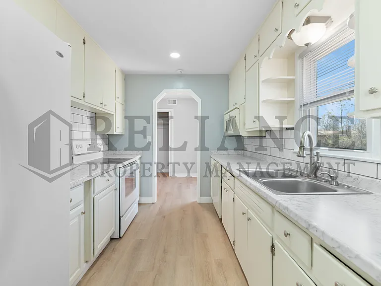 2239 S Millwood Ave — Photo 14