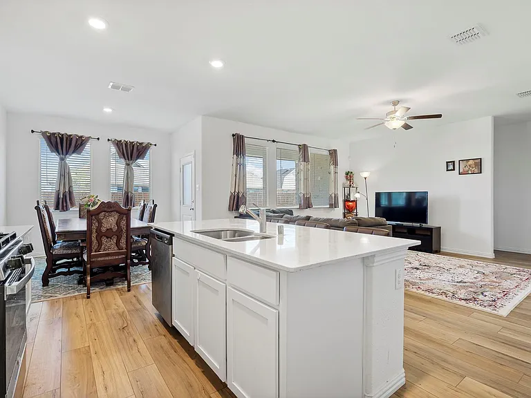 1713 Lake Grove Dr — Photo 8