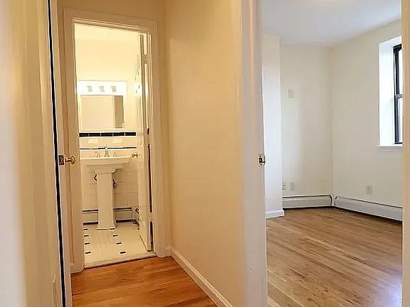 3rd image of 133 Hillside Pl APT 2D