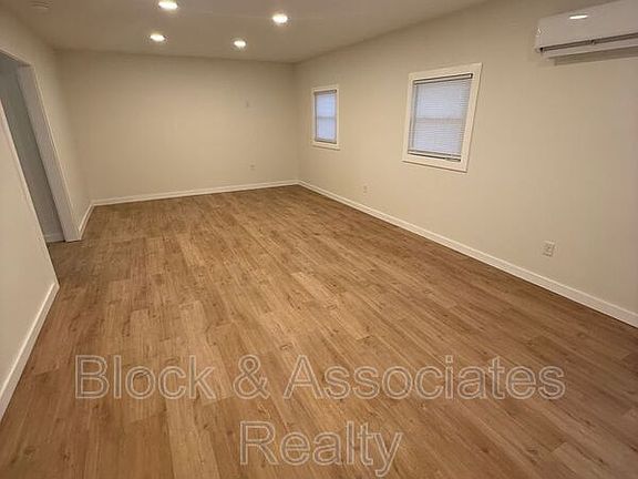 3rd image of 607 Eastwood Dr