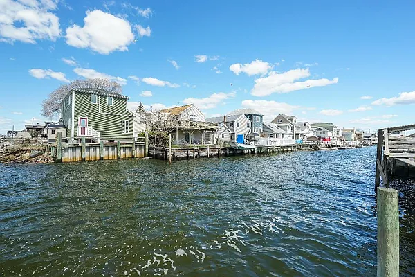 Sold by Century 21 Amiable Realty Group II Inc | media 3