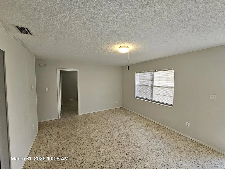 2760 Seneca Ave — Photo 5