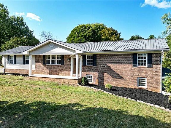 3rd image of 210 Hunt Ln