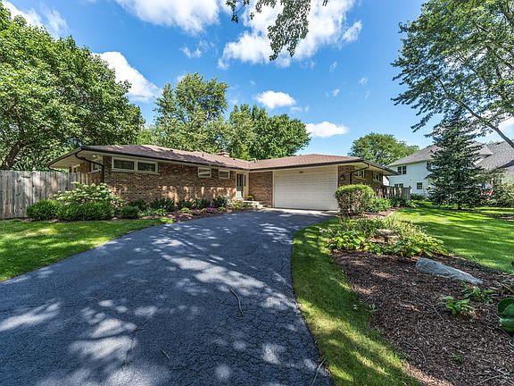 2nd image of 981 Kenilworth Cir