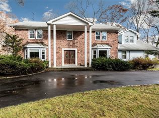 150 Stirrup Ln, Syosset, NY 11791