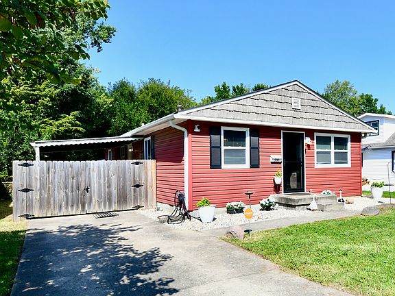 3rd image of 930 N Eaton Ave