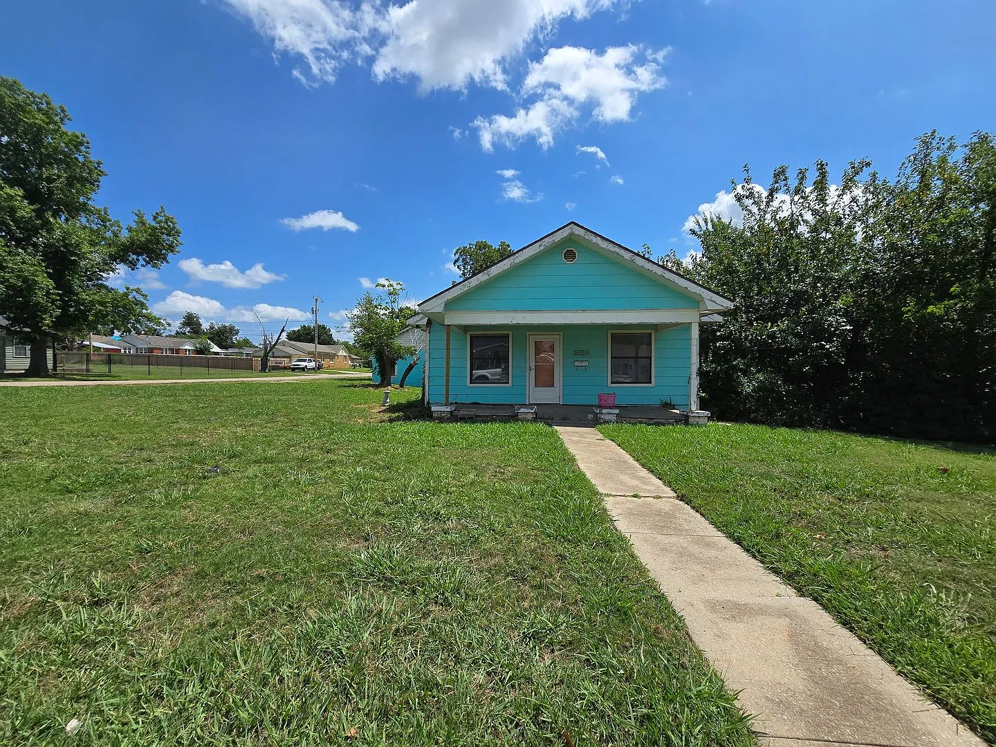 Charming 2 bedroom, 1 bathroom home — Photo 3
