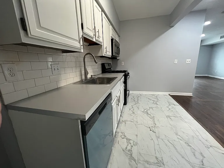 1096 Van Dyke St #202 — Photo 5