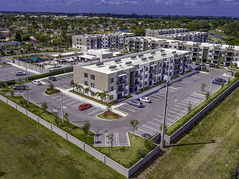 Resia Biscayne Drive — Photo 10