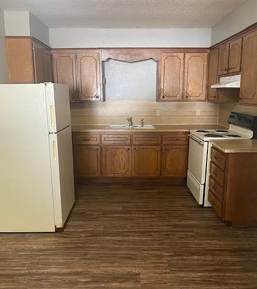 210 NW North St #4 — Photo 3