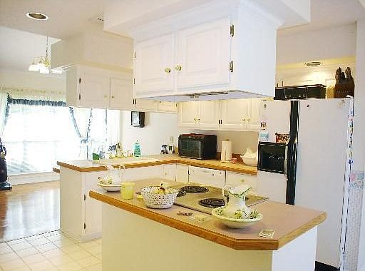 GOURMET KITCHEN W/ISLAND!