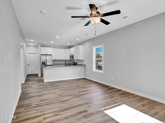 5th image of 819 Vermont Ave