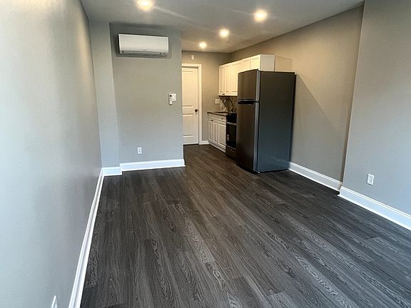 5th image of 1738 Wolf St #1