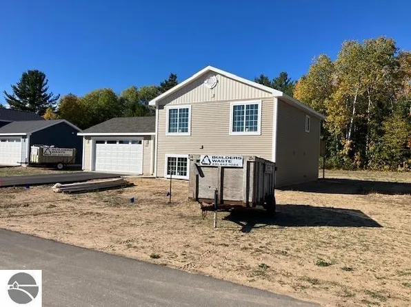 4882 Meadowlark Ln, Traverse City, MI 49685