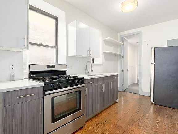 4th image of 222 Pulaski St #19