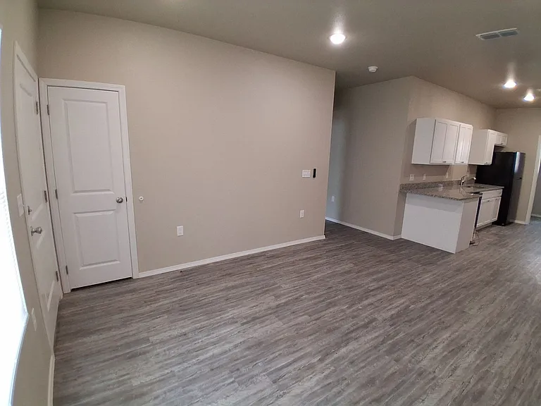 322 N Avenue B — Photo 1