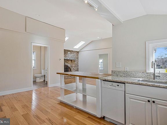 2nd image of 1916 Ridgeville Rd