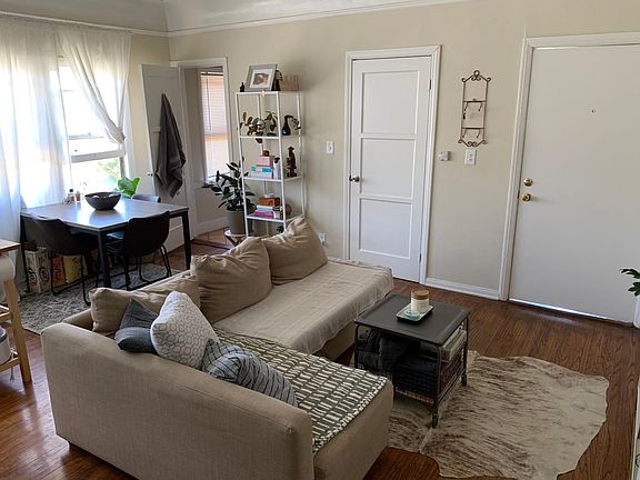 LOFT-LIKE LIVING AREA - RARE FIND FOR A VINTAGE BUILDING!