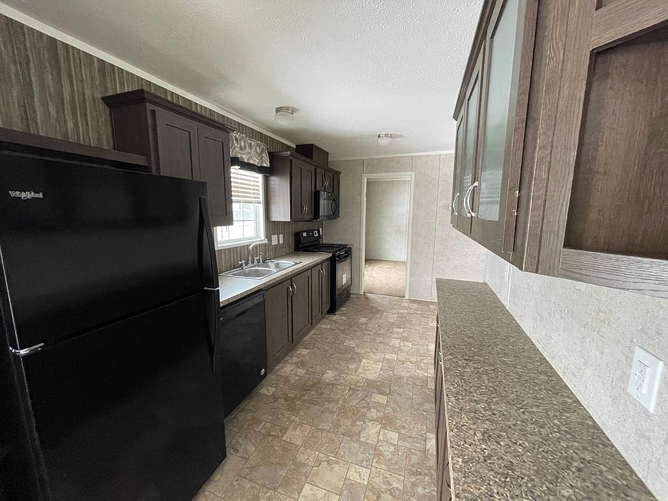 1st image of 210 Lakeshore Cir