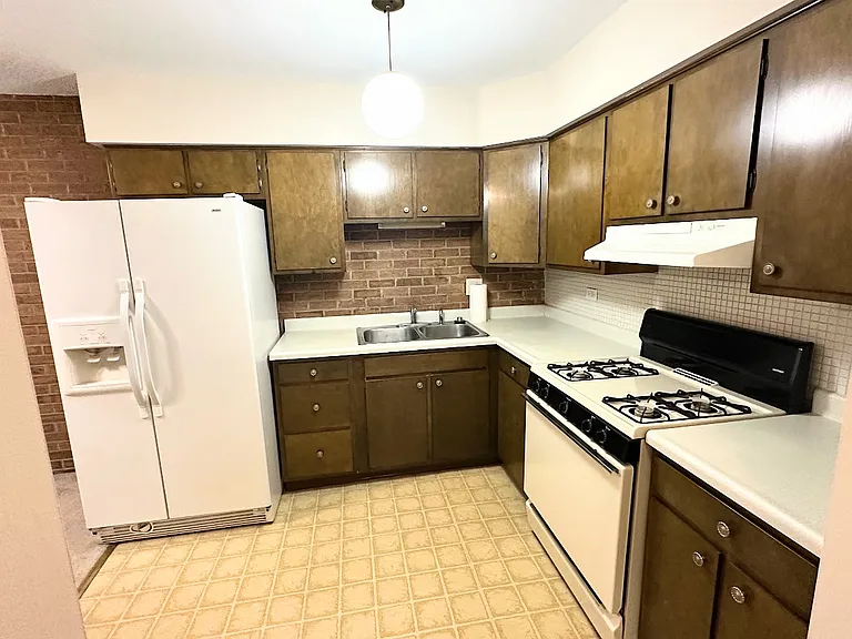 2091 Vernon Dr #3 — Photo 3
