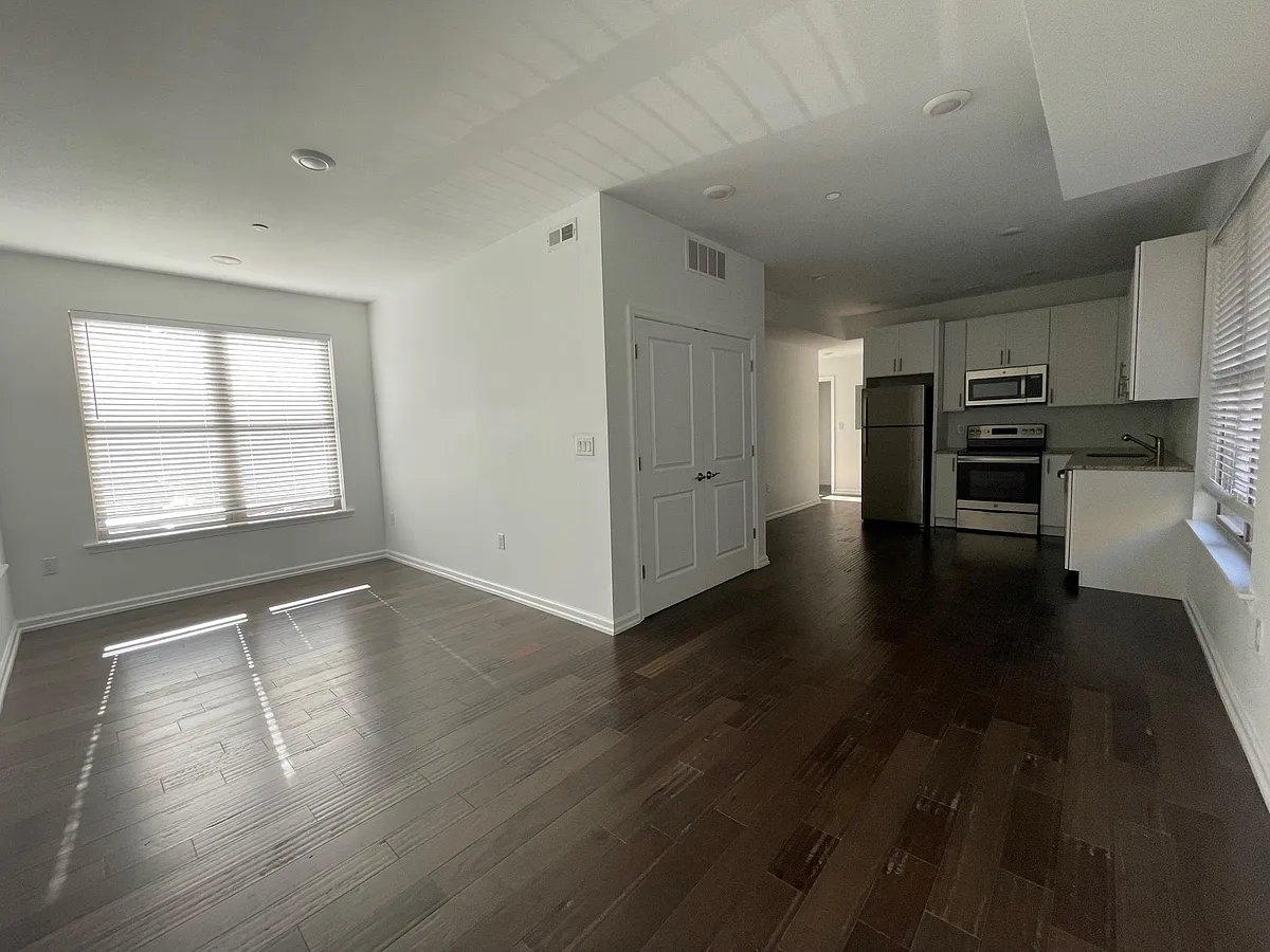 Building Photo - 641 Green Ln #4