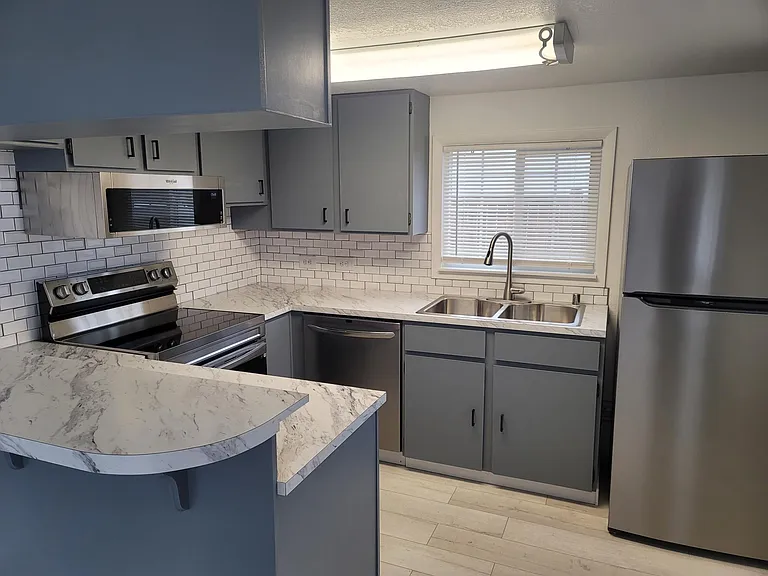617 Thayer Dr — Photo 2