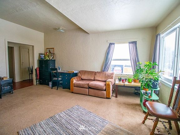 3rd image of 204 SE 12th Street