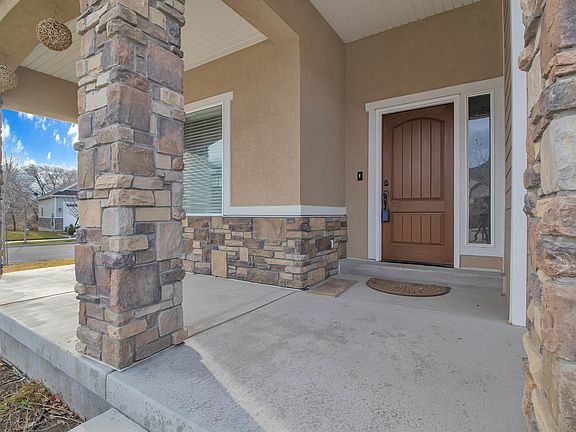3rd image of 1379 W Black Wulff Cir