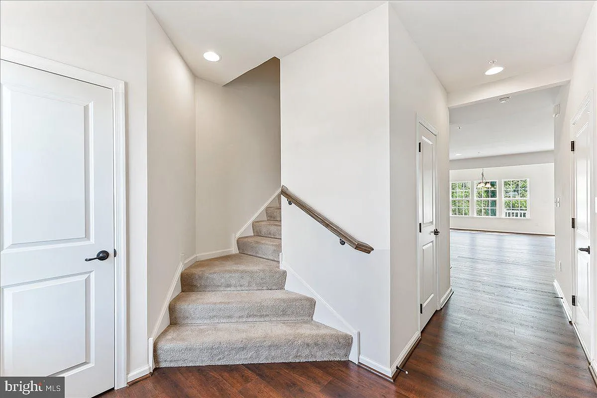 3 bed, 3.5 bath, 2476 sqft, $3,325 — Photo 4