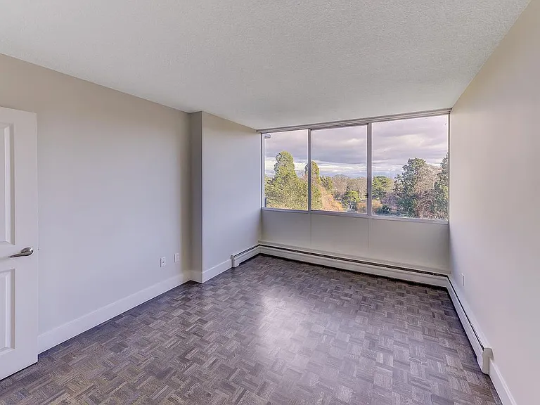 350 Douglas St — Photo 5