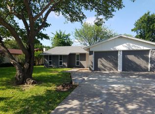 357 Hawthorne Ln, Grand Prairie, TX 75052